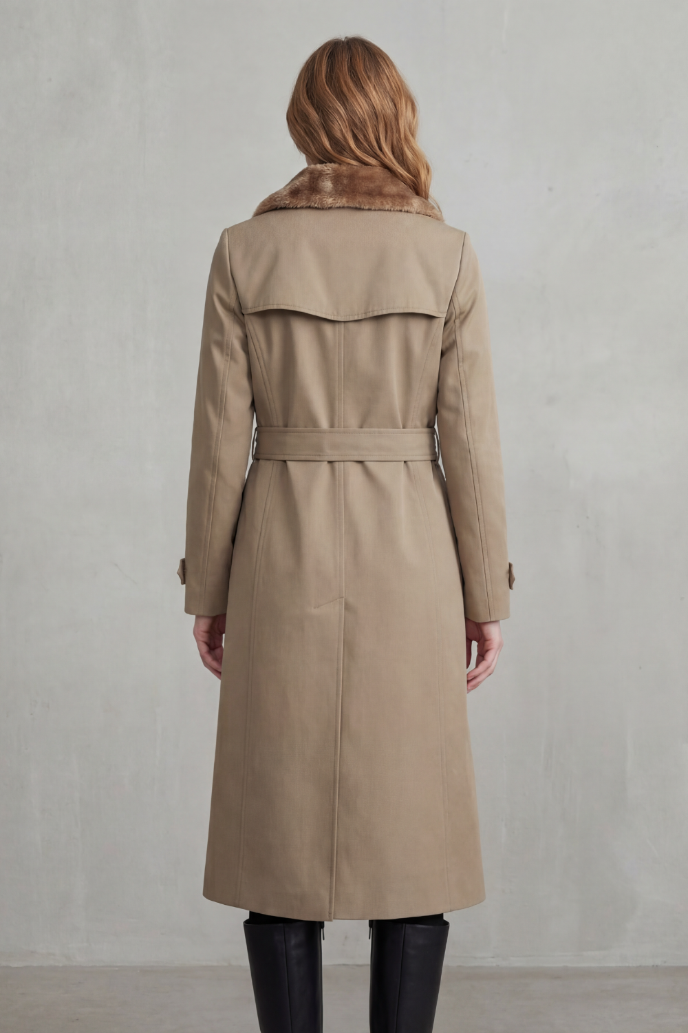 Donna che indossa un cappotto doppiopetto beige aperto per mostrare la fodera interna morbida, abbinato a pantaloni neri e top scuro._3