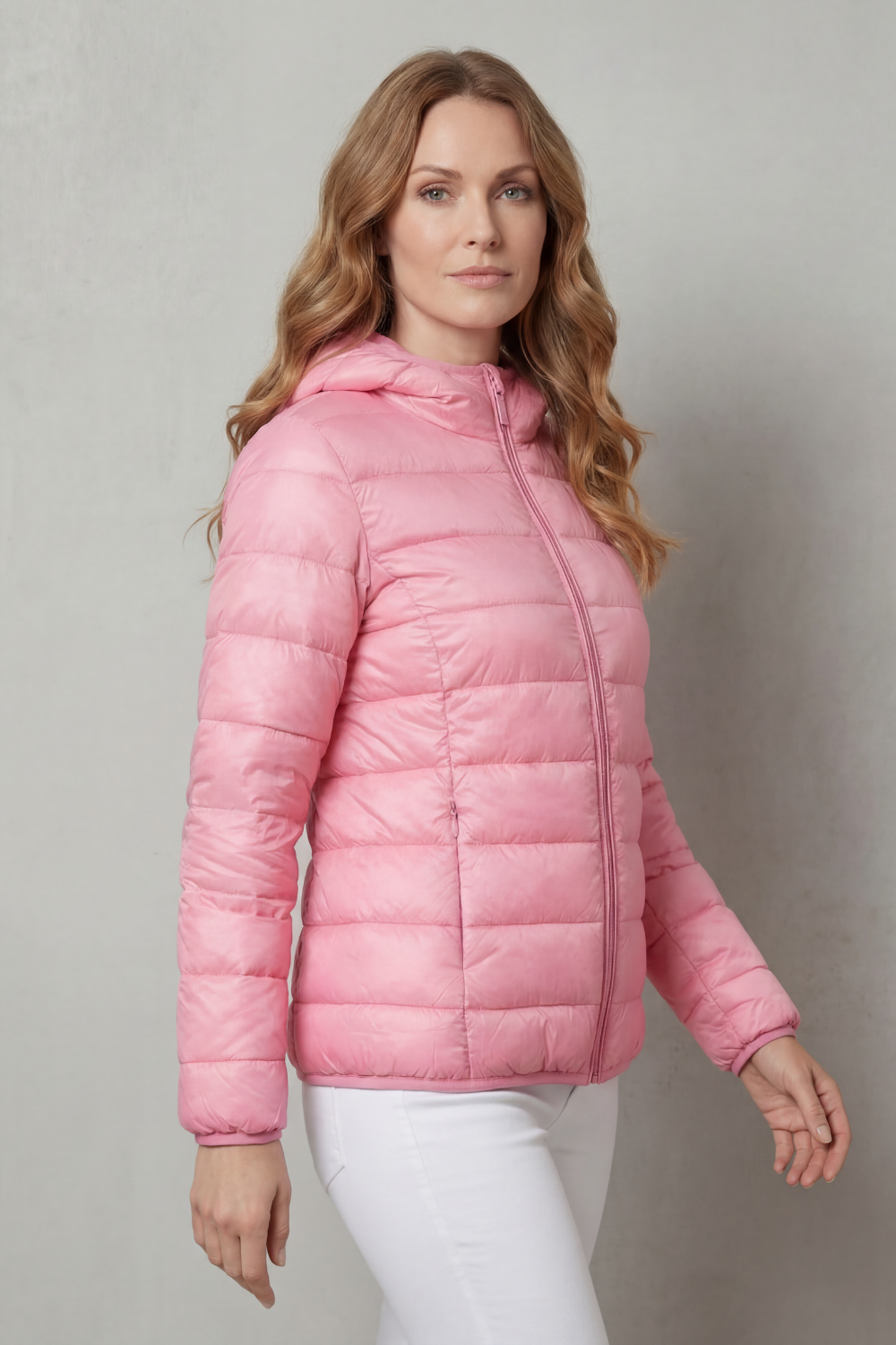Donna che indossa una giacca imbottita con cappuccio e chiusura zip frontale, vista frontale su sfondo neutro._2