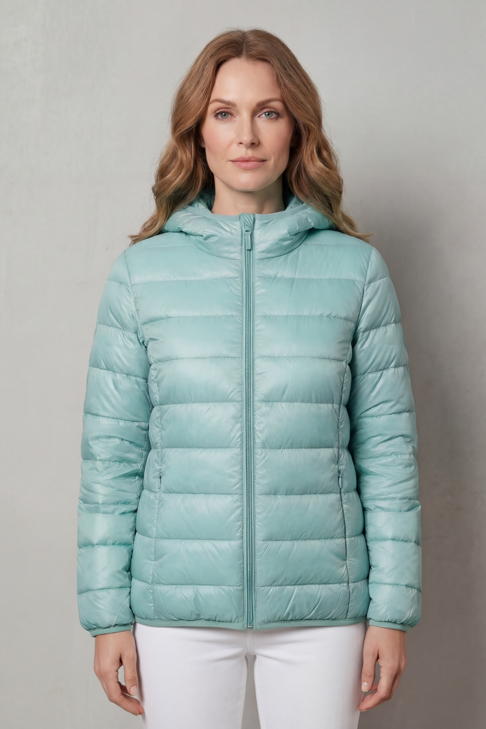 Donna che indossa una giacca imbottita con cappuccio e chiusura zip frontale, vista frontale su sfondo neutro._9